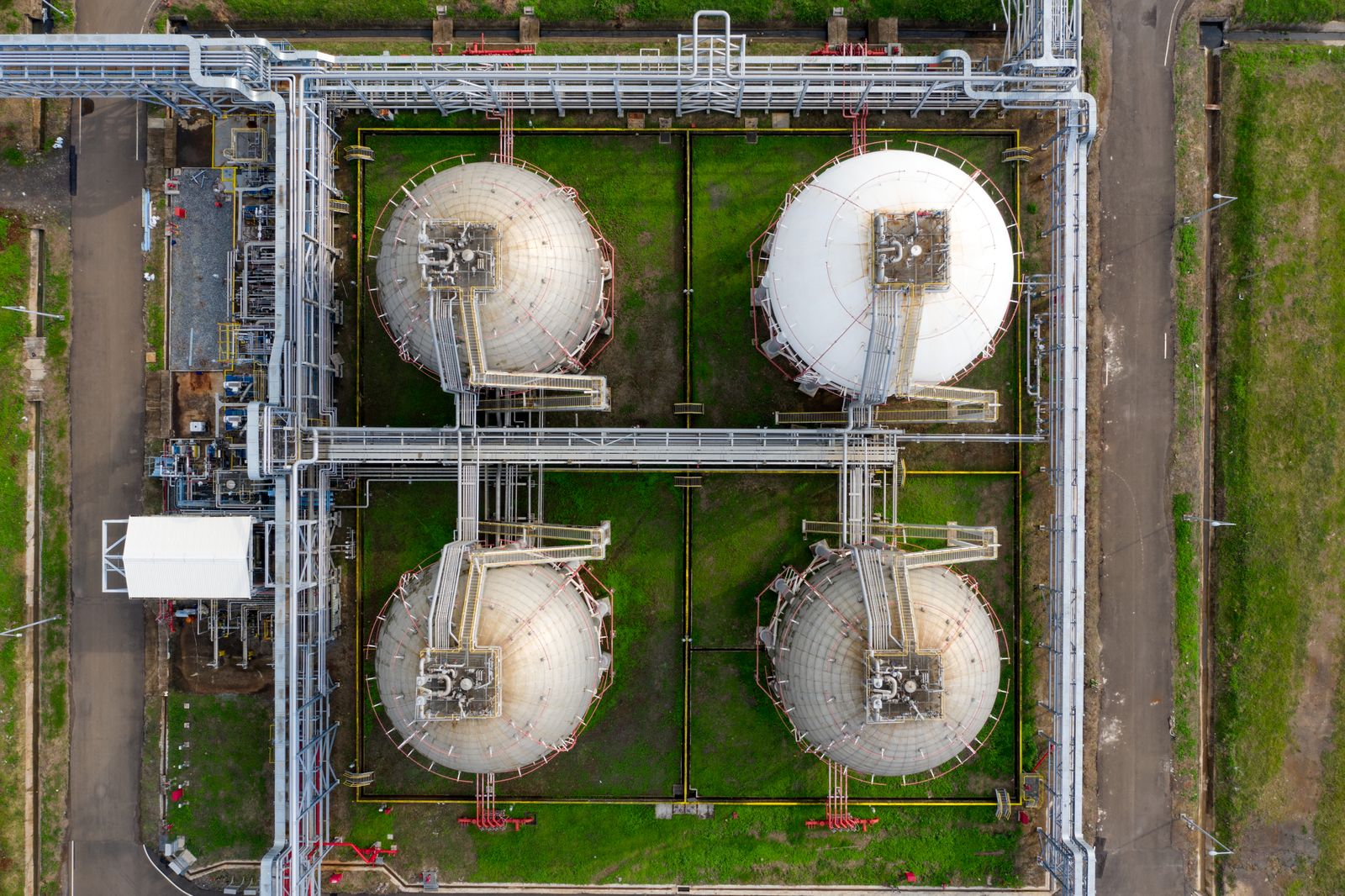 Spherical gas storage vessels and pipe racks at a gas processing site, seen from above